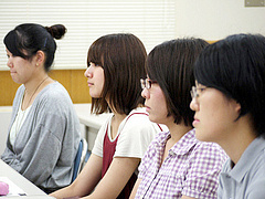 真剣な表情でお話を伺っています