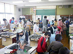 井関小学校の家庭科室は、熱気に満ちていました。