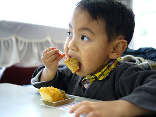 大きなお口で試食中！