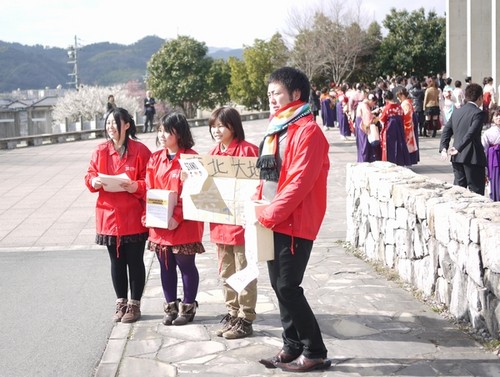 2か所に分かれて呼びかけ