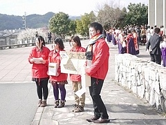 2か所に分かれて呼びかけ