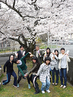 前列４人で文字をつくっています