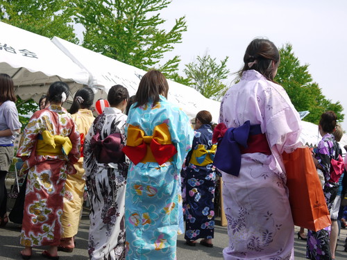 1年生の浴衣姿が会場を彩ります