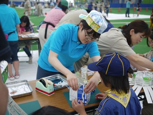 牛乳パックから帽子を作る