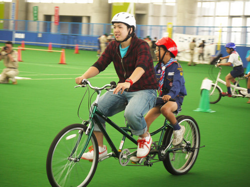 大学生と小学生も仲良くタンデムに乗ります