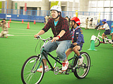 大学生と小学生も仲良くタンデムに乗ります