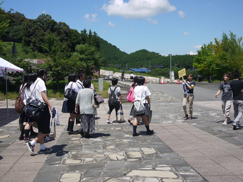 プラカードを持ってご案内