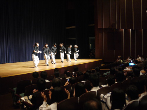 ダンス部によるパフォーマンス 会場からは手拍子♪