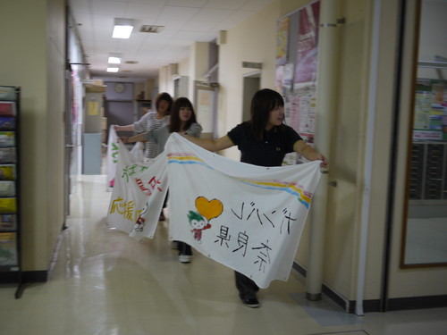 出来た旗を運搬中