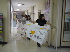 出来た旗を運搬中