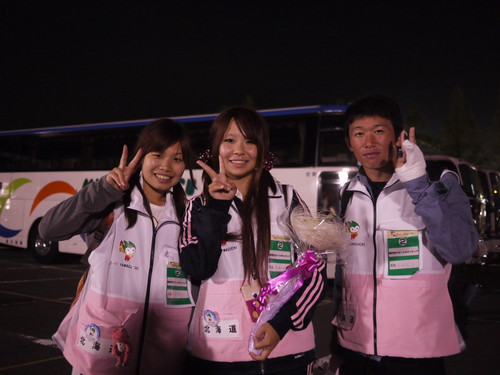 選手からのプレゼントを持って