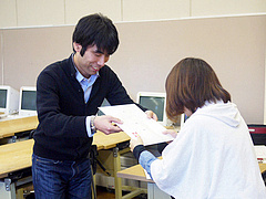 小橋先生から受け取る学生