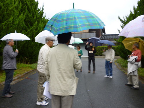 県立大学内で説明を受けるツアー一行 県立大学内で説明を受けるツアー一行