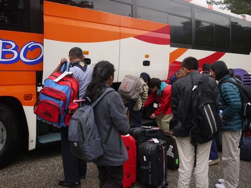 大量の荷物をみて、すすんで手を差し伸べる男子学生たち