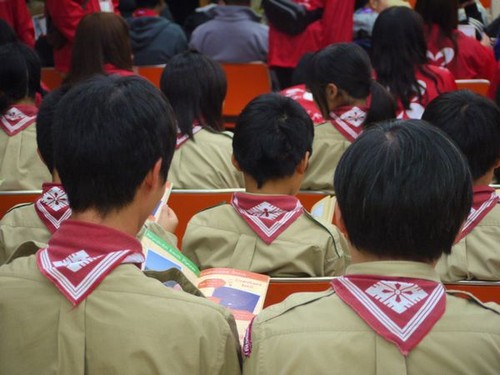 ガイドブックを読むスカウトたち