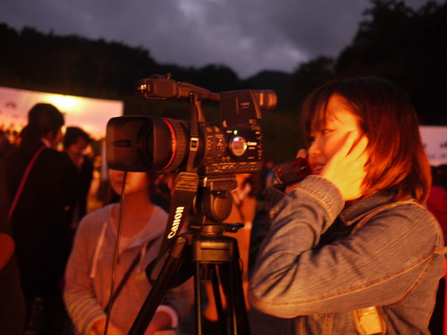 ステージの撮影をする学生広報チーム