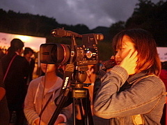 ステージの撮影をする学生広報チーム