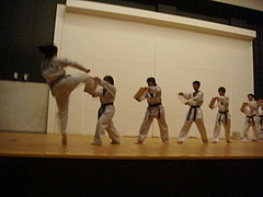 慶南大学校の学生による迫力ある演舞