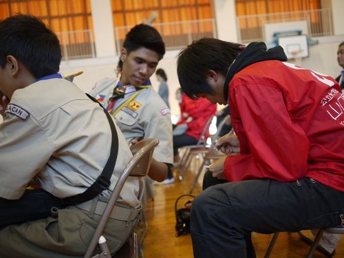 日本語であいさつしたい！ゲストのリクエストにこたえる学生