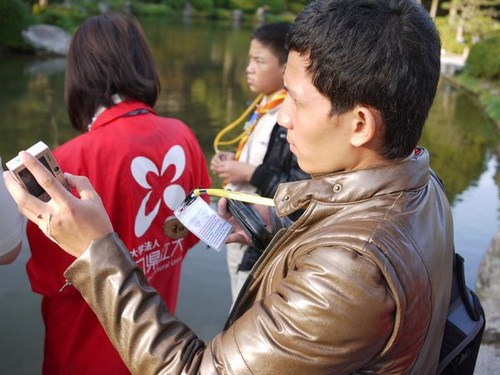 名札についての解説を聞くゲスト