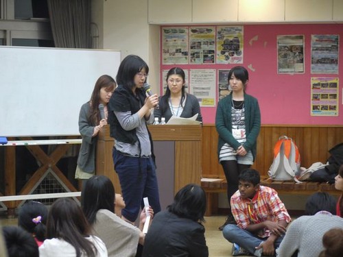 発表する県立大生