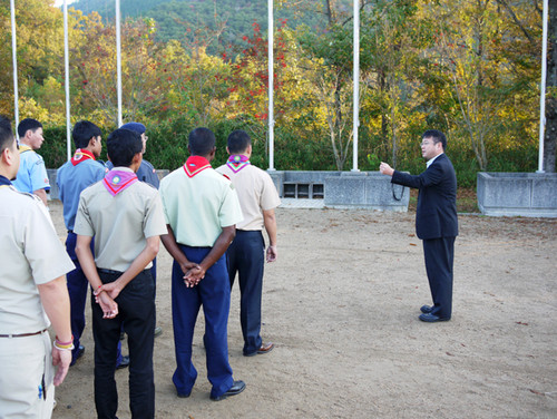 通訳をつとめる藤井教育主事