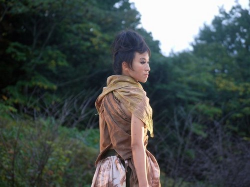 モデルに挑戦中のボランティア