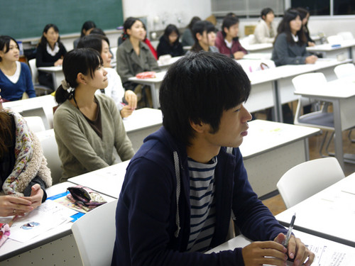 真剣に聞く学生たち