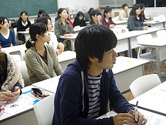 真剣に聞く学生たち