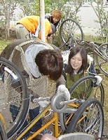  自転車の修理をする学生たち