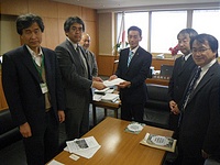  中静生態学会会長から田島副大臣に要望書を手渡す