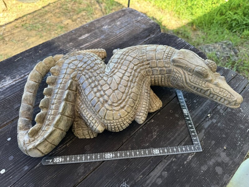 西表島に漂着したワニの像