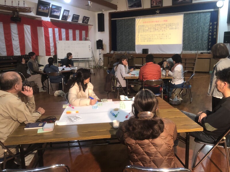 ワークショップで話し合う